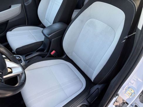 Used 2023 Hyundai Venue SEL image 37