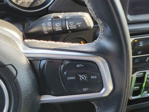 Used 2022 Jeep Wrangler Unlimited Sahara AWD/4WD image 13