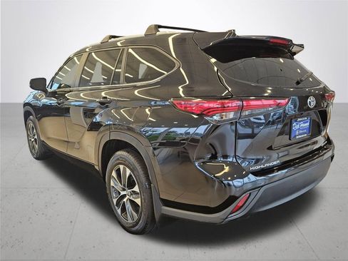 Used 2023 Toyota Highlander XLE AWD/4WD image 10