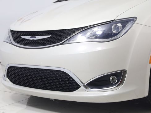 Used 2017 Chrysler Pacifica Touring-L w/ Tire & Wheel Group FWD image 52