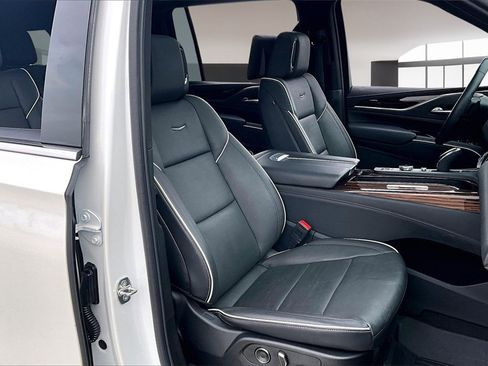 Used 2024 Cadillac Escalade ESV Premium Luxury image 7