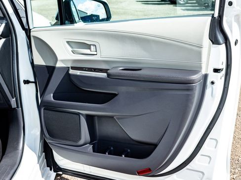 Used 2024 Toyota Sienna LE image 19