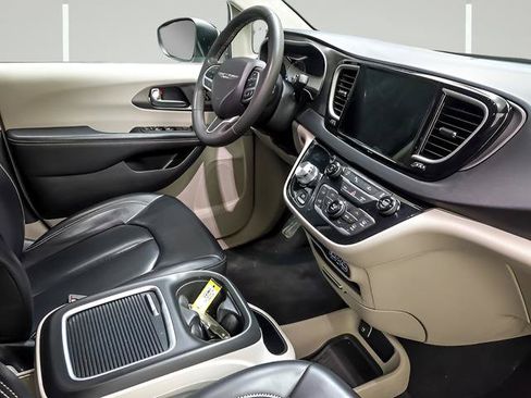 Used 2023 Chrysler Pacifica Touring-L FWD image 29