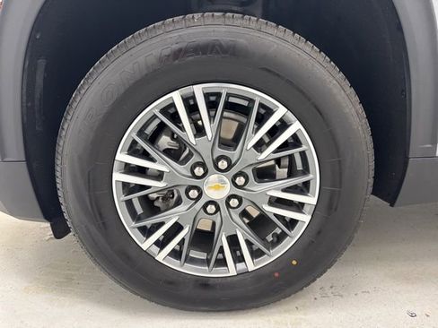Used 2025 Chevrolet Traverse LT image 38