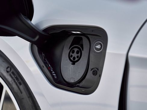 Used 2023 Porsche Taycan 4S w/ Premium Package image 7