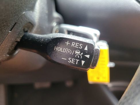Used 2020 Toyota C-HR LE FWD image 26