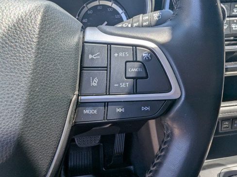 Used 2022 Toyota Highlander XLE AWD/4WD image 15