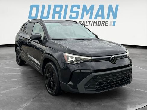 Used 2025 Volkswagen Taos SE FWD image 1