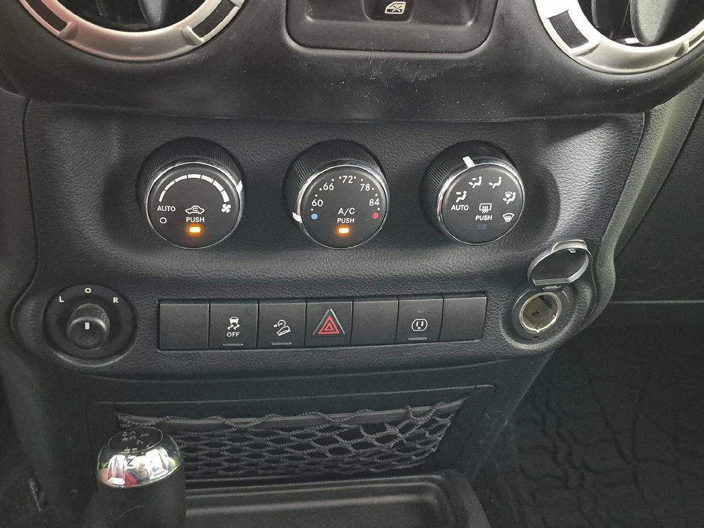 Used 2016 Jeep Wrangler Unlimited Sahara w/ Connectivity Group AWD/4WD image 24