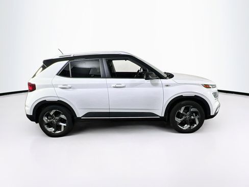 Used 2023 Hyundai Venue Limited FWD image 4
