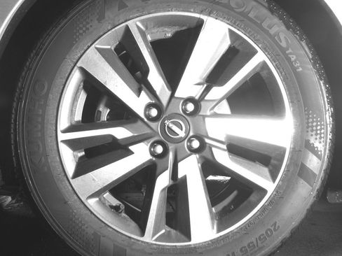 Used 2025 Nissan Versa SV FWD image 12