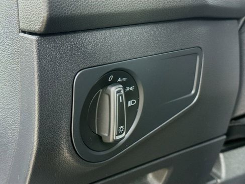 Used 2022 Volkswagen Tiguan SE w/ Panoramic Sunroof Package image 12