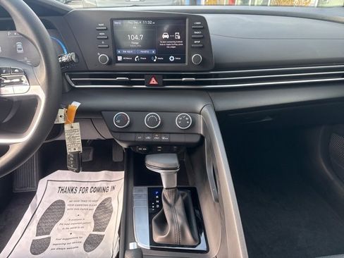 Certified 2025 Hyundai Elantra SE image 31