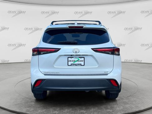 Used 2024 Toyota Highlander XLE FWD image 6