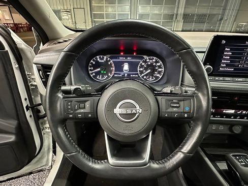 Used 2022 Nissan Rogue SV w/ SV Premium Package image 11