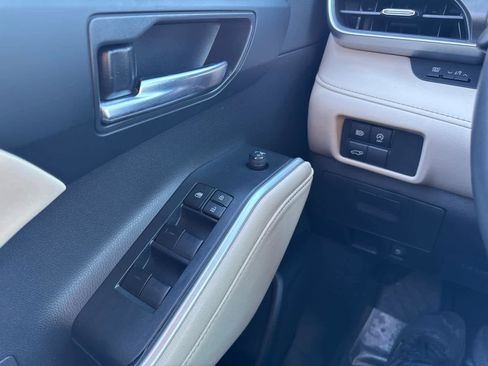 Used 2023 Toyota Highlander XLE image 22