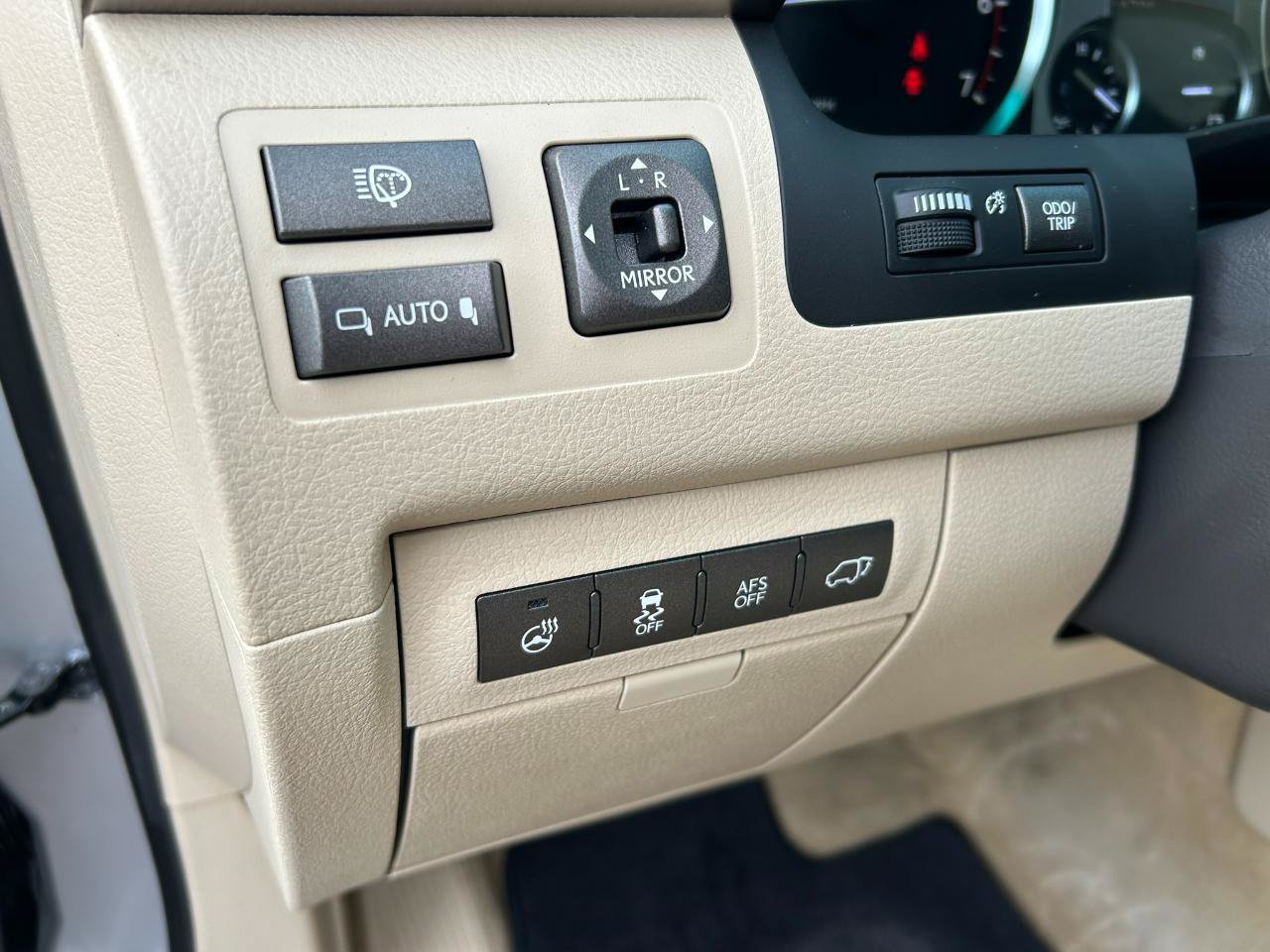 Used 2013 Lexus LX 570 4WD w/ Luxury Pkg image 10