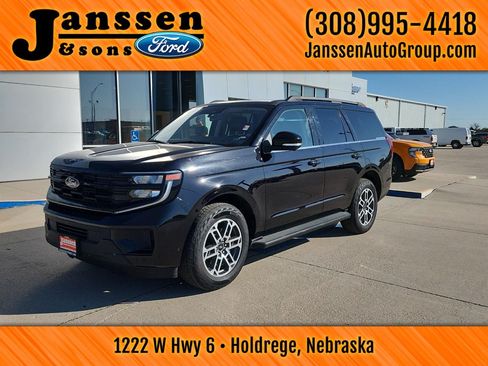 Used 2025 Ford Expedition Active AWD/4WD image 2