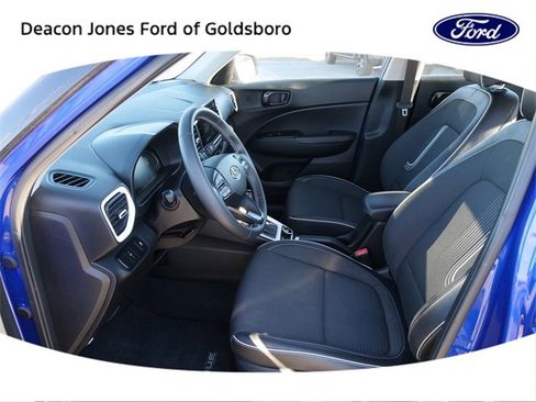 Used 2023 Hyundai Venue Limited image 16