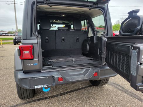 Used 2023 Jeep Wrangler Unlimited Sahara w/ Cold Weather Group AWD/4WD image 18