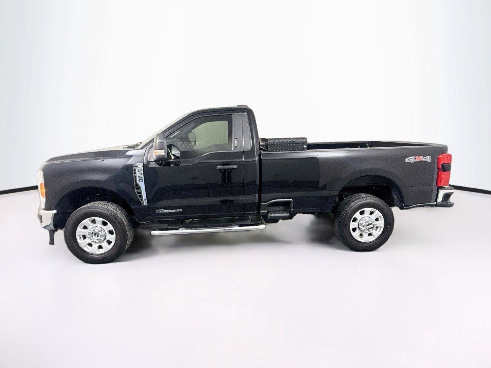 Used 2023 Ford F350 XLT w/ 360-Degree Camera Package AWD/4WD image 2