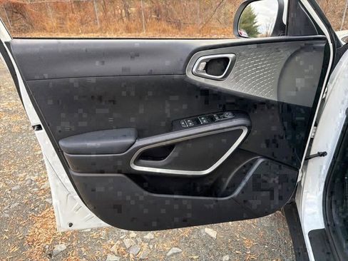 Used 2023 Kia Soul LX w/ LX Technology Package image 17