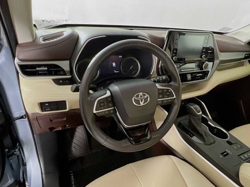 Used 2021 Toyota Highlander XLE image 11