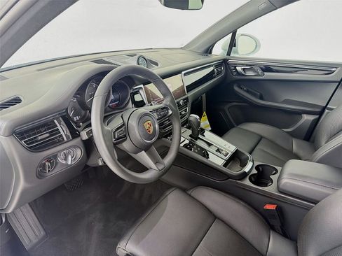Certified 2025 Porsche Macan AWD/4WD image 4