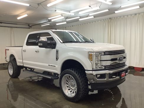 Used 2019 Ford F250 Lariat w/ Lariat Ultimate Package AWD/4WD image 3