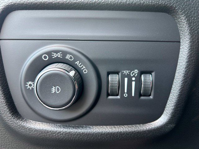 Used 2025 Jeep Grand Cherokee Limited RWD image 16
