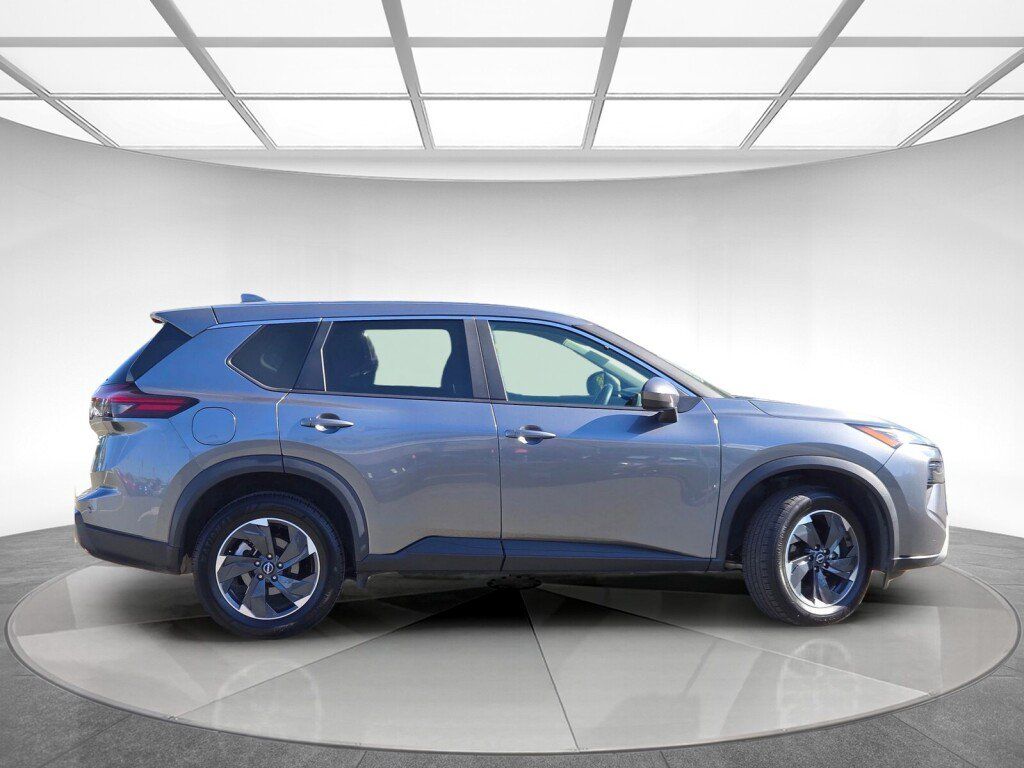 Used 2025 Nissan Rogue SV AWD/4WD image 2
