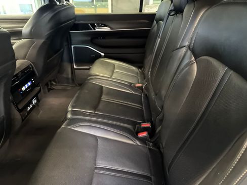 Used 2024 Jeep Wagoneer L Series II RWD image 23