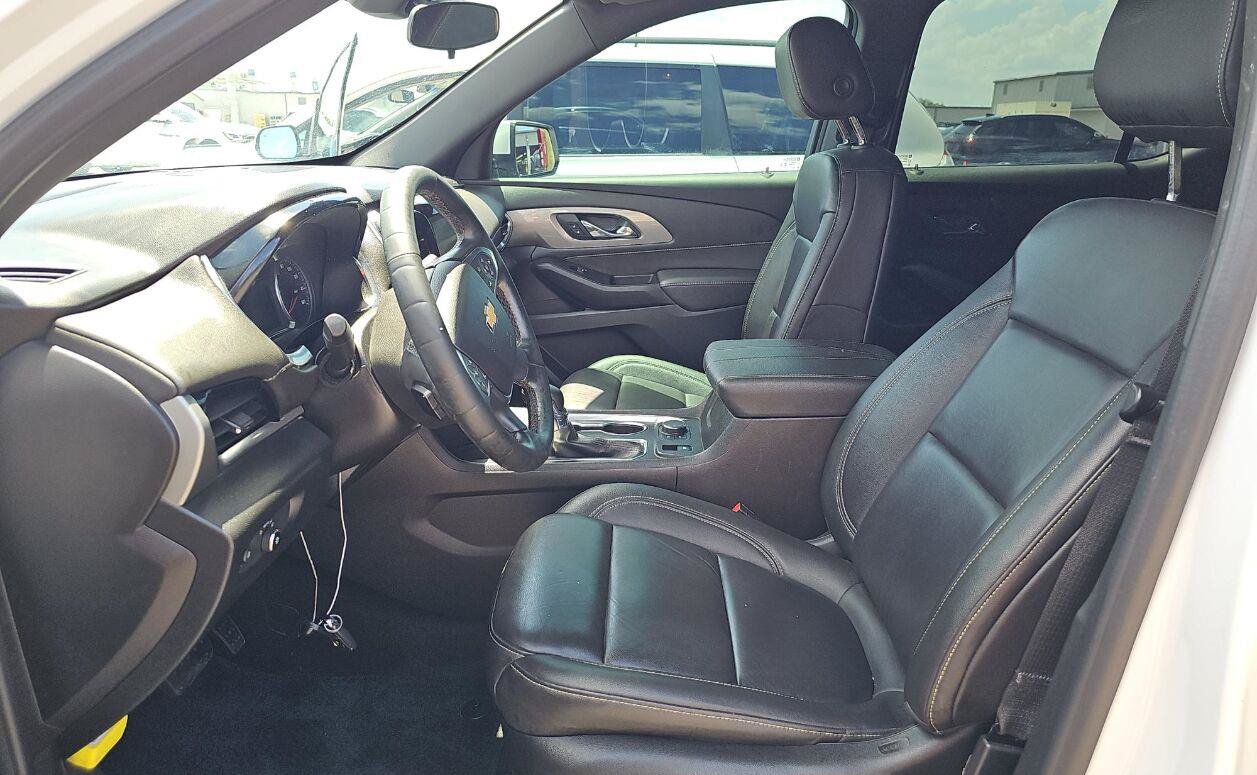 Used 2023 Chevrolet Traverse LT FWD image 3