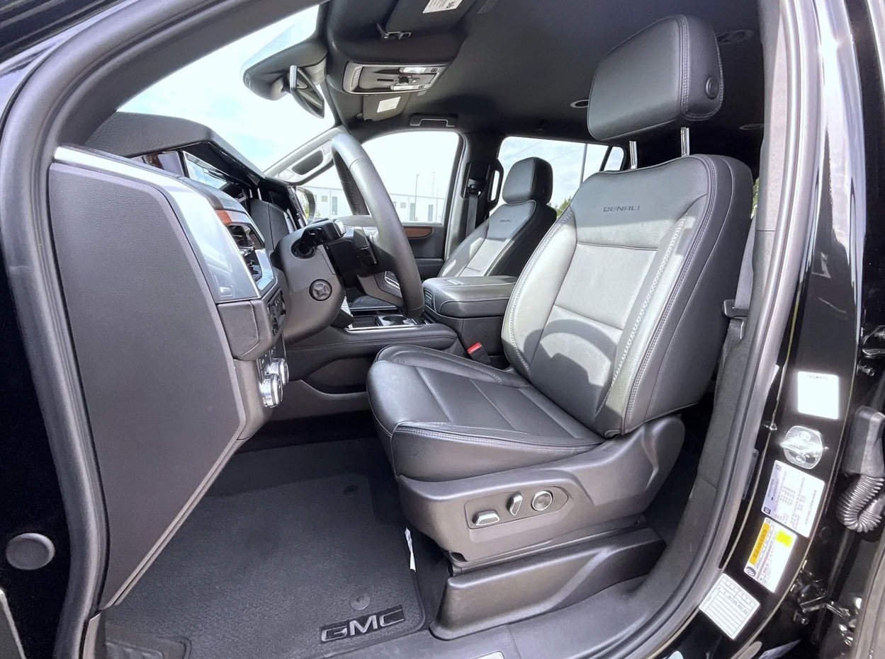 Used 2025 GMC Yukon XL Denali AWD/4WD image 9