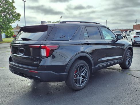 Used 2025 Ford Explorer ST-Line w/ ST-Line Street Pack AWD/4WD image 2