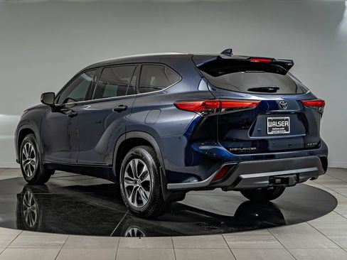 Used 2021 Toyota Highlander XLE AWD/4WD image 7