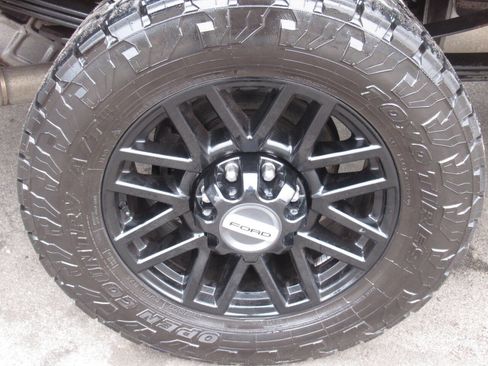 Used 2022 Ford F350 Lariat w/ Black Appearance Package image 14