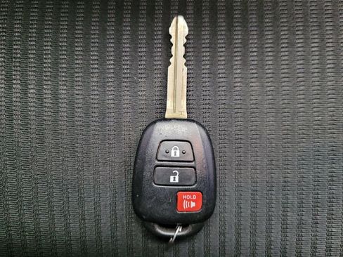 Used 2014 Toyota RAV4 XLE w/ Preferred Accessory Package FWD image 32