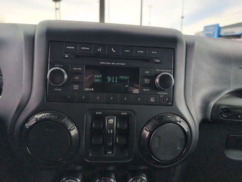 Used 2017 Jeep Wrangler Unlimited Sahara image 13