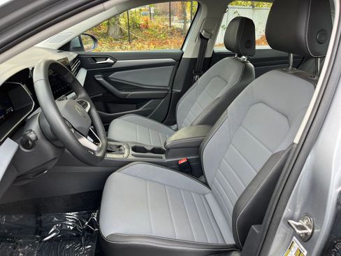 Used 2025 Volkswagen Jetta SE image 36