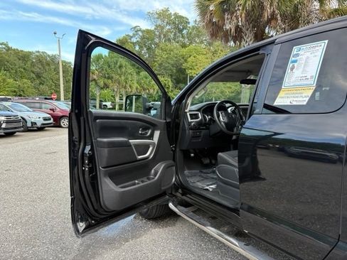 Used 2018 Nissan Titan SV AWD/4WD image 9