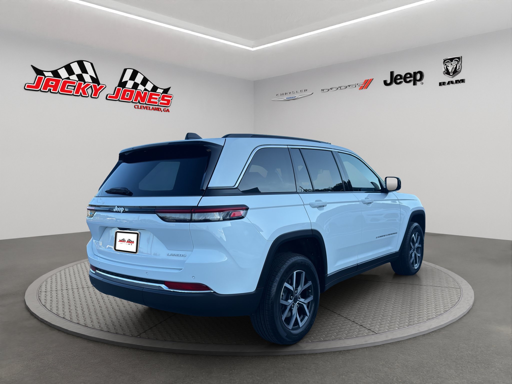 New 2027 Jeep Grand Cherokee Laredo RWD image 10