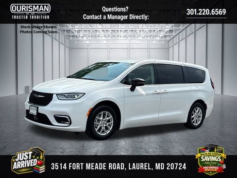 Used 2024 Chrysler Pacifica Touring-L FWD image 2
