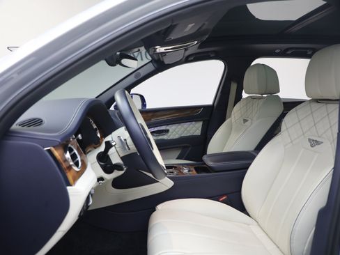 Certified 2022 Bentley Bentayga AWD/4WD image 19