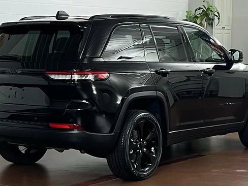 Used 2023 Jeep Grand Cherokee Altitude AWD/4WD image 3