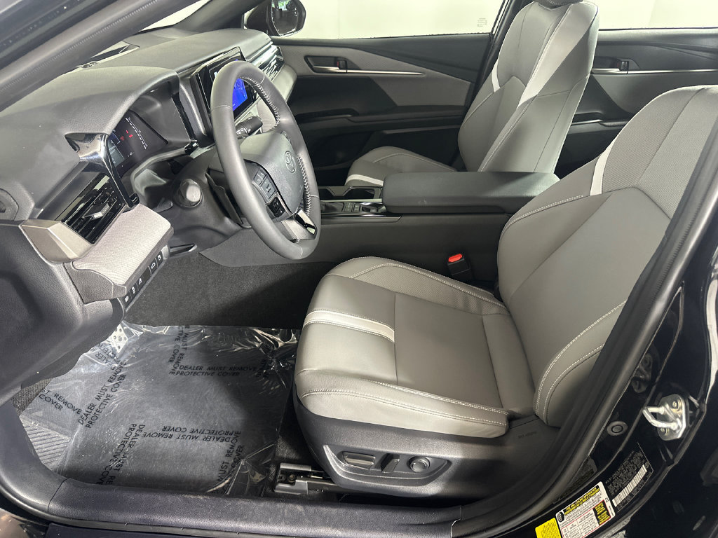 Used 2025 Toyota Camry SE FWD image 9