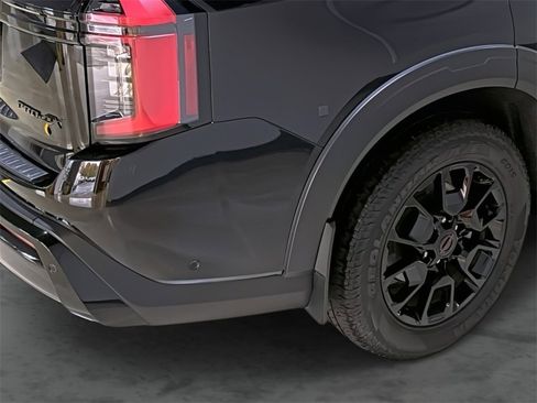 Used 2025 Nissan Armada PRO-4X image 12