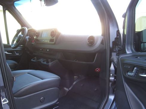 Used 2022 Mercedes-Benz Sprinter 2500 image 13