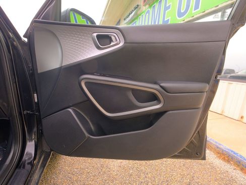 Used 2023 Kia Soul LX w/ LX Technology Package image 17