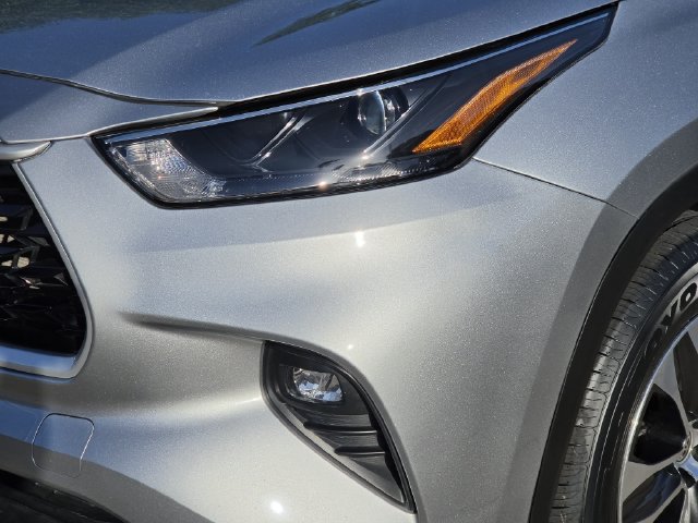 Used 2023 Toyota Highlander XLE FWD image 6